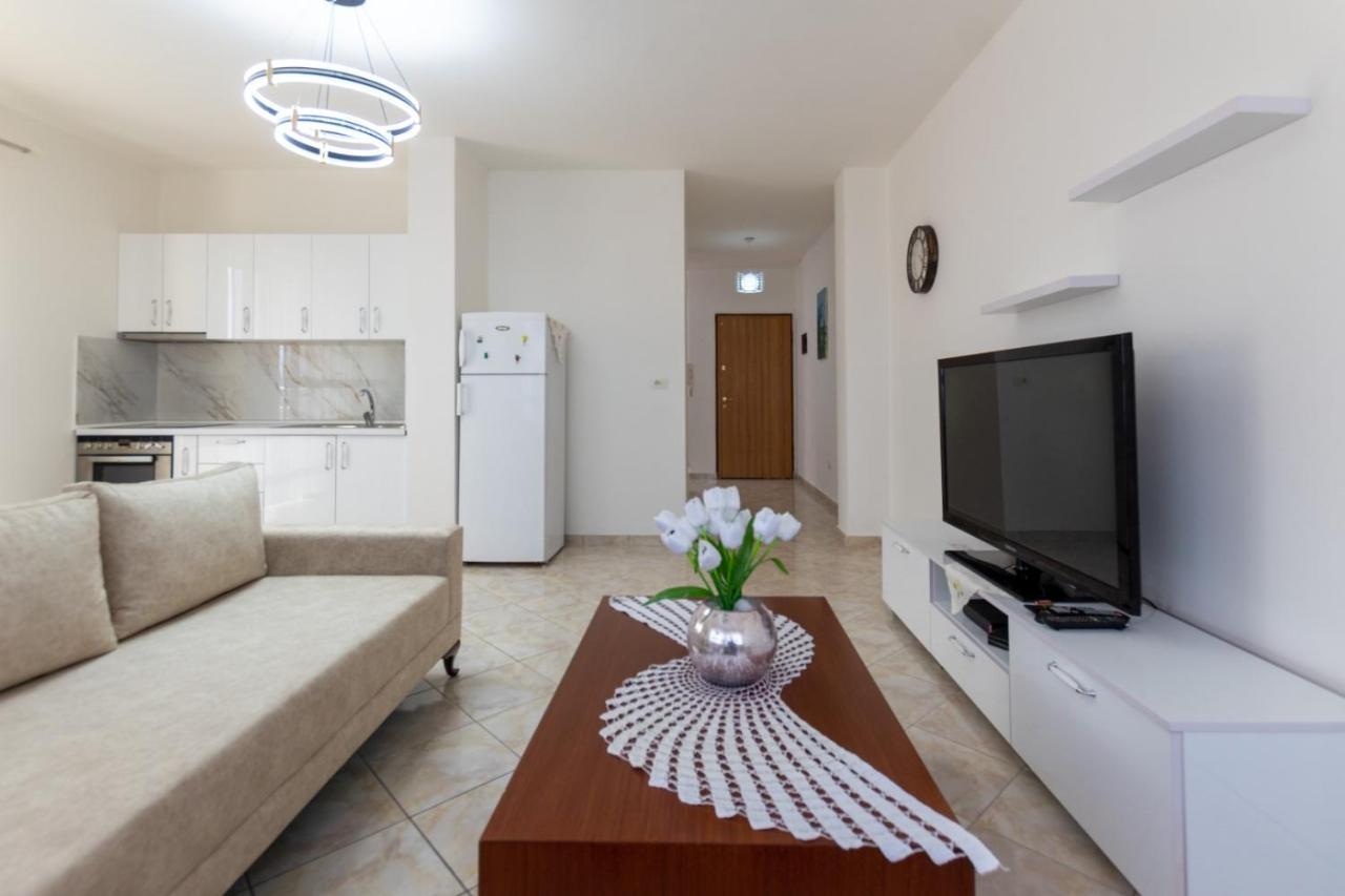 Spacious 2 Bedroom Apartment In Durres Beach ภายนอก รูปภาพ